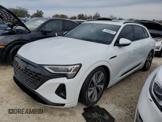 2024 Audi Q8 e-tron Premium z VIN WA14ABGE7RB024447, wystawiony jako Copart lot #74483224 z przebiegiem Nie podano mil oraz Nie do naprawy • Non repairable. Historia ofert i sprzedaży dostępna na DreamBid. Obrazek 1.