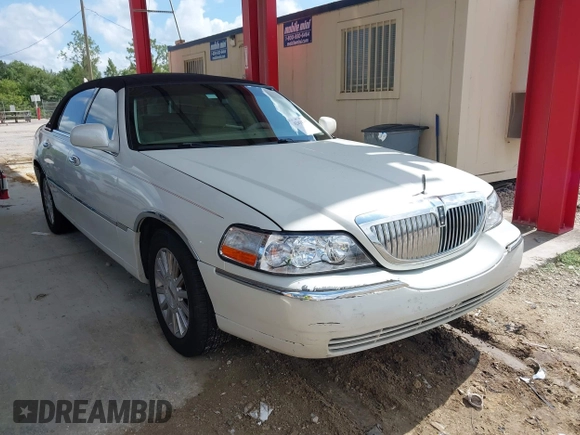 2006 Lincoln Town Car Signature z VIN 1LNHM81W36Y602874, wystawiony jako IAAI lot #42414765 z przebiegiem 121 459 mil mil oraz . Historia ofert i sprzedaży dostępna na DreamBid. Obrazek 1.