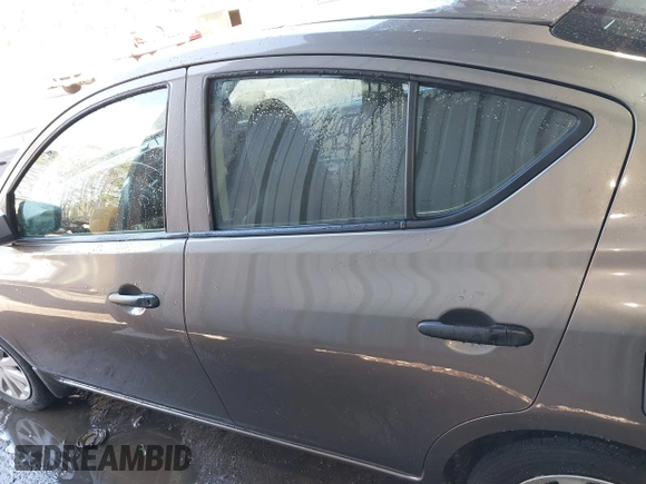 2016 Nissan Versa S z VIN 3N1CN7AP9GL854567, wystawiony jako IAAI lot #41830318 z przebiegiem 122 884 mil mil oraz . Historia ofert i sprzedaży dostępna na DreamBid. Obrazek 14.