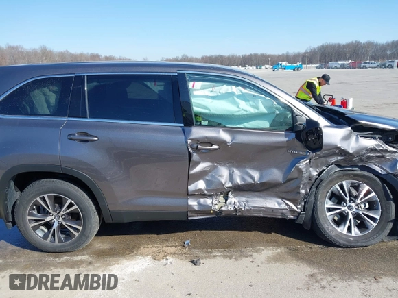 2019 Toyota Highlander Hybrid LE with VIN 5TDBGRFH3KS076303, listed as a IAAI auction lot 41770576 with 15,591 mi miles and . Bid and sale history available at DreamBid. Image 14.