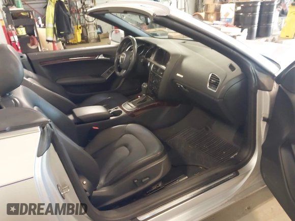 2011 Audi A5 Premium z VIN WAUCFAFH9BN010978, wystawiony jako IAAI lot #42245571 z przebiegiem 97 533 mil mil oraz . Historia ofert i sprzedaży dostępna na DreamBid. Obrazek 5.
