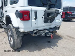 2018 Jeep Wrangler Unlimited Sahara z VIN 1C4HJXEG0JW245118, wystawiony jako IAAI lot #42066614 z przebiegiem 83 743 mil mil oraz . Historia ofert i sprzedaży dostępna na DreamBid. Obrazek 6.
