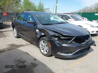 2015 Chrysler 200 Limited z VIN 1C3CCCAB4FN576857, wystawiony jako IAAI lot #42029289 z przebiegiem 133 304 mil mil oraz . Historia ofert i sprzedaży dostępna na DreamBid. Obrazek 1.