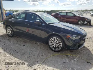 2025 Mercedes-Benz CLA 250 z VIN W1K5J4GB3SN528161, wystawiony jako Copart lot #49982195 z przebiegiem 10 455 mil mil oraz Czysty tytuł • Clean title. Historia ofert i sprzedaży dostępna na DreamBid. Obrazek 4.