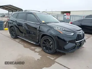 2024 Toyota Highlander LE z VIN 5TDKDRAH6RS052457, wystawiony jako IAAI lot #41612396 z przebiegiem 2 951 mil mil oraz . Historia ofert i sprzedaży dostępna na DreamBid. Obrazek 1.