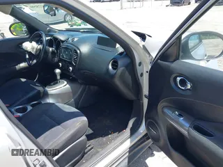 2014 Nissan Juke SV z VIN JN8AF5MV9ET359296, wystawiony jako IAAI lot #42250580 z przebiegiem 97 249 mil mil oraz . Historia ofert i sprzedaży dostępna na DreamBid. Obrazek 5.