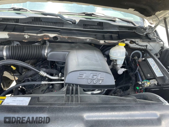 2015 Ram 1500 Express z VIN 3C6JR6AGXFG687430, wystawiony jako Copart lot #59638345 z przebiegiem 86 438 mil mil oraz Czysty tytuł • Clean title. Historia ofert i sprzedaży dostępna na DreamBid. Obrazek 7.