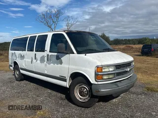 2002 Chevrolet Express with VIN 1GAHG39R921243538, listed as a Copart auction lot 84914624 with 512,936 mi miles and Clean Title. Bid and sale history available at carsss.com. Image 1.