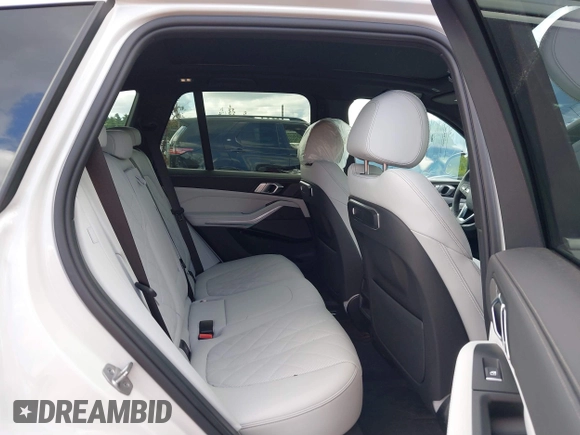 2024 BMW X5 xDrive40i z VIN 5UX23EU07R9S40743, wystawiony jako IAAI lot #40135118 z przebiegiem 303 mil mil oraz . Historia ofert i sprzedaży dostępna na DreamBid. Obrazek 8.
