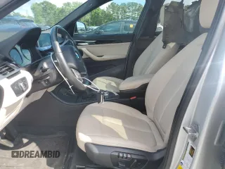 2018 BMW X1 sDrive28i z VIN WBXHU7C39J3F04591, wystawiony jako Copart lot #56824545 z przebiegiem 62 990 mil mil oraz Szkody całkowita. Historia ofert i sprzedaży dostępna na DreamBid. Obrazek 7.