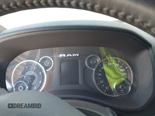 2024 Ram 2500 Big Horn z VIN 3C6UR5DL1RG116185, wystawiony jako IAAI lot #42007154 z przebiegiem Nie podano mil oraz . Historia ofert i sprzedaży dostępna na DreamBid. Obrazek 7.