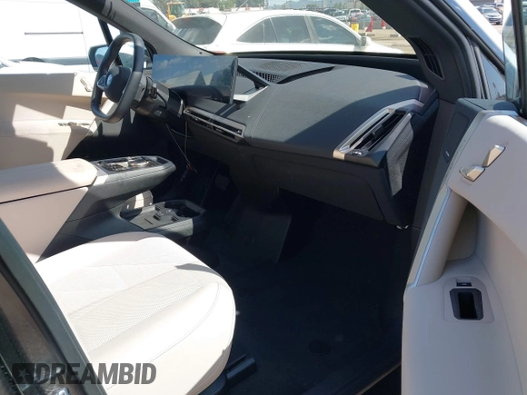 2024 BMW iX xDrive50 z VIN WB523CF08RCR16666, wystawiony jako IAAI lot #41974529 z przebiegiem 3751 mil mil oraz . Historia ofert i sprzedaży dostępna na DreamBid. Obrazek 5.