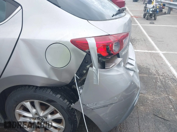 2014 Mazda 3 i Grand Touring z VIN 3MZBM1M73EM110150, wystawiony jako IAAI lot #42260717 z przebiegiem 104 240 mil mil oraz . Historia ofert i sprzedaży dostępna na DreamBid. Obrazek 6.