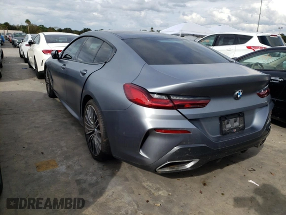 2022 BMW 8 Series 840i z VIN WBAGV2C03NCH48934, wystawiony jako Copart lot #62350752 z przebiegiem Nie podano mil oraz . Historia ofert i sprzedaży dostępna na DreamBid. Obrazek 3.