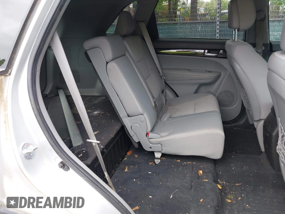2013 Kia Sorento LX z VIN 5XYKT3A60DG338695, wystawiony jako IAAI lot #42252721 z przebiegiem 200 000 mil mil oraz . Historia ofert i sprzedaży dostępna na DreamBid. Obrazek 8.