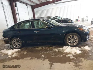 2016 Infiniti Q70 with VIN JN1BY1AR2GM270504, listed as a IAAI auction lot 41590402 with 68,462 mi miles. Bid and sale history available at carsss.com. Image 13.