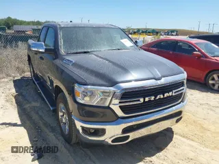 2021 Ram 1500 Lone Star z VIN 1C6RREBT0MN630263, wystawiony jako IAAI lot #41887871 z przebiegiem 52 386 mil mil oraz . Historia ofert i sprzedaży dostępna na DreamBid. Obrazek 1.