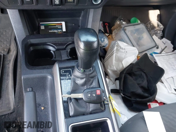2022 Toyota Tacoma SR5 z VIN 3TMBZ5DN5NM036322, wystawiony jako IAAI lot #42437939 z przebiegiem 77 805 mil mil oraz . Historia ofert i sprzedaży dostępna na DreamBid. Obrazek 11.