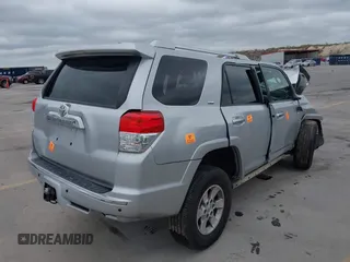 2010 Toyota 4Runner SR5 z VIN JTEZU5JR9A5011357, wystawiony jako IAAI lot #41514810 z przebiegiem Nie podano mil oraz . Historia ofert i sprzedaży dostępna na DreamBid. Obrazek 19.