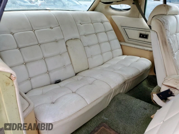 1975 Lincoln Continental z VIN 5Y89A889209, wystawiony jako Copart lot #64262235 z przebiegiem 86 783 mil mil oraz Czysty tytuł • Clean title. Historia ofert i sprzedaży dostępna na DreamBid. Obrazek 10.