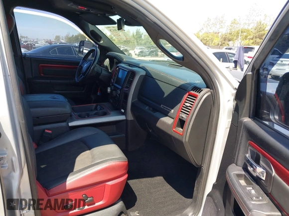 2016 Ram 1500 Rebel z VIN 1C6RR7YT5GS251994, wystawiony jako IAAI lot #42139378 z przebiegiem 102 736 mil mil oraz . Historia ofert i sprzedaży dostępna na DreamBid. Obrazek 5.