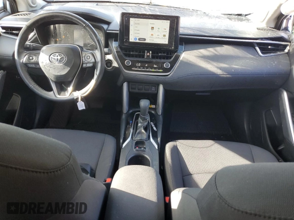 2023 Toyota Corolla Cross LE z VIN 7MUBAABG0PV074344, wystawiony jako Copart lot #70101104 z przebiegiem 9 577 mil mil oraz Szkoda całkowita • Salvage title. Historia ofert i sprzedaży dostępna na DreamBid. Obrazek 8.