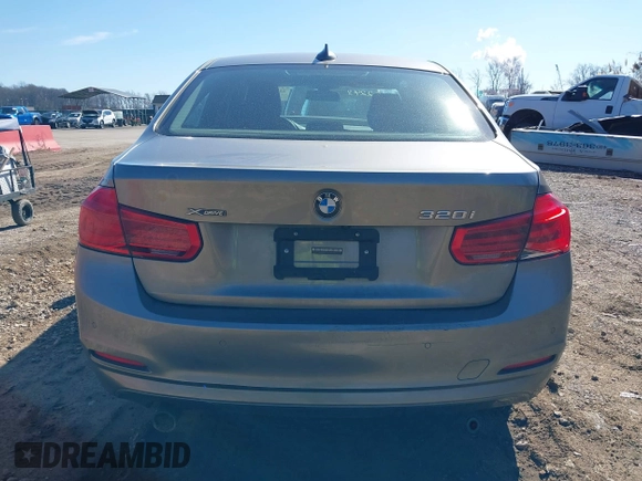 2016 BMW 3 Series 320i xDrive z VIN WBA8E5G56GNT93029, wystawiony jako IAAI lot #41652248 z przebiegiem 93 088 mil mil oraz . Historia ofert i sprzedaży dostępna na DreamBid. Obrazek 17.