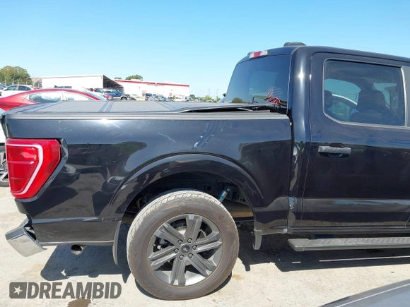 2023 Ford F-150 XL z VIN 1FTEW1C80PKD24124, wystawiony jako IAAI lot #42356966 z przebiegiem 52 104 mil mil oraz . Historia ofert i sprzedaży dostępna na DreamBid. Obrazek 6.