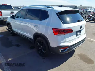 2022 Volkswagen Taos SE z VIN 3VVTX7B2XNM018298, wystawiony jako IAAI lot #42066332 z przebiegiem 36 025 mil mil oraz . Historia ofert i sprzedaży dostępna na DreamBid. Obrazek 3.