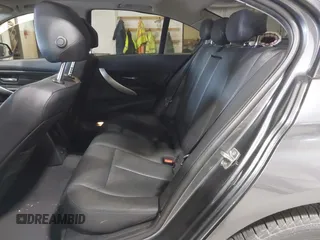 2013 BMW 3 Series 328i xDrive с VIN WBA3B5G50DNP40353, выставлен на аукционе IAAI как лот 42425411 с пробегом 112 879 миль миль и . История ставок и продаж доступна на DreamBid. Изображение 8.