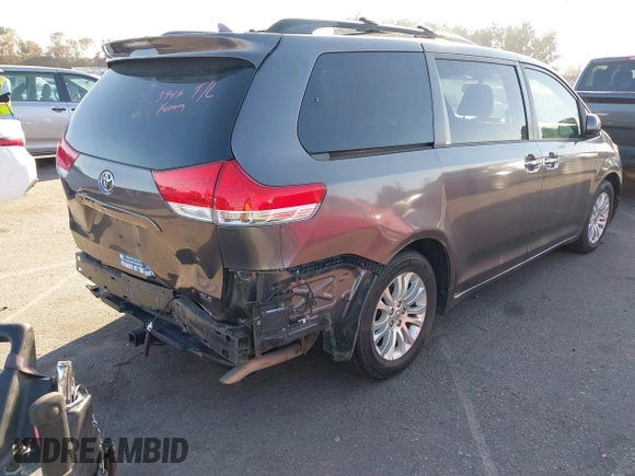 2013 Toyota Sienna XLE AAS z VIN 5TDYK3DC5DS285770, wystawiony jako IAAI lot #41669367 z przebiegiem 99 544 mil mil oraz . Historia ofert i sprzedaży dostępna na DreamBid. Obrazek 4.