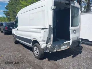 2020 Ford Transit Cargo z VIN 1FTBR1C8XLKA04894, wystawiony jako IAAI lot #42176726 z przebiegiem 84 154 mil mil oraz . Historia ofert i sprzedaży dostępna na DreamBid. Obrazek 3.