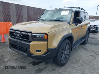 2025 Toyota Land Cruiser 1958 Edition z VIN JTEABFAJ8SK024963, wystawiony jako IAAI lot #41913954 z przebiegiem 3272 mil mil oraz . Historia ofert i sprzedaży dostępna na DreamBid. Obrazek 2.