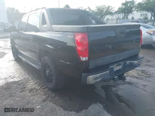 2005 Chevrolet Avalanche LS with VIN 3GNEC12Z95G116080, listed as a IAAI auction lot 42041702 with 190,358 mi miles. Bid and sale history available at carsss.com. Image 3.