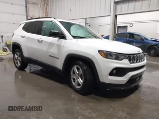2023 Jeep Compass Latitude z VIN 3C4NJDBN5PT502051, wystawiony jako IAAI lot #41484427 z przebiegiem 17 916 mil mil oraz . Historia ofert i sprzedaży dostępna na DreamBid. Obrazek 1.