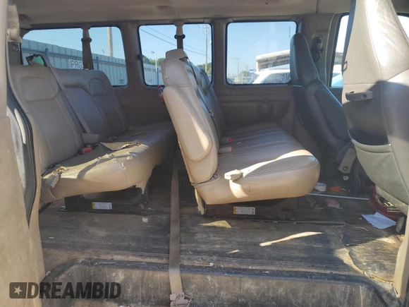 2008 Chevrolet Express Passenger z VIN 1GAGG25KX81133217, wystawiony jako Copart lot #73503214 z przebiegiem 323 605 mil mil oraz Czysty tytuł • Clean title. Historia ofert i sprzedaży dostępna na DreamBid. Obrazek 11.