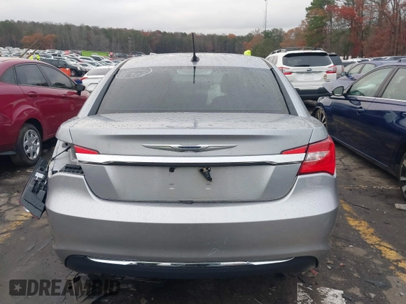 2014 Chrysler 200 LX z VIN 1C3CCBAB3EN207979, wystawiony jako IAAI lot #40997988 z przebiegiem 120 198 mil mil oraz . Historia ofert i sprzedaży dostępna na DreamBid. Obrazek 16.