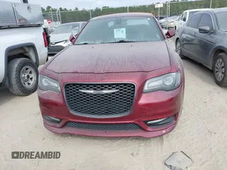 2020 Chrysler 300 S z VIN 2C3CCABT0LH233849, wystawiony jako IAAI lot #40689077 z przebiegiem 77 405 mil mil oraz . Historia ofert i sprzedaży dostępna na DreamBid. Obrazek 12.