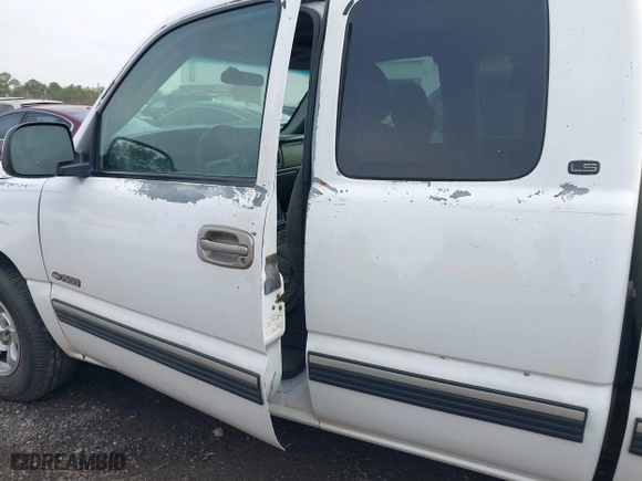 2000 Chevrolet Silverado 1500 LS with VIN 2GCEC19T6Y1245739, listed as a IAAI auction lot 41635831 with 243,638 mi miles. Bid and sale history available at carsss.com. Image 6.