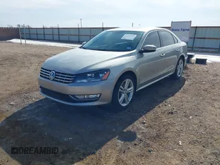 2014 Volkswagen Passat SEL Premium z VIN 1VWCN7A33EC013425, wystawiony jako IAAI lot #41381958 z przebiegiem 104 692 mil mil oraz . Historia ofert i sprzedaży dostępna na DreamBid. Obrazek 2.