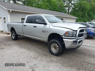 2013 Ram 2500 SLT z VIN 3C6UR5JL9DG571444, wystawiony jako IAAI lot #42210589 z przebiegiem 143 029 mil mil oraz . Historia ofert i sprzedaży dostępna na DreamBid. Obrazek 1.