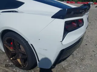 2014 Chevrolet Corvette Z51 3LT z VIN 1G1YM2D71E5116935, wystawiony jako IAAI lot #42341161 z przebiegiem 105 686 mil mil oraz . Historia ofert i sprzedaży dostępna na DreamBid. Obrazek 18.