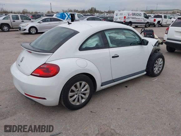 2018 Volkswagen Beetle S z VIN 3VWFD7AT4JM701569, wystawiony jako IAAI lot #41106340 z przebiegiem 78 754 mil mil oraz . Historia ofert i sprzedaży dostępna na DreamBid. Obrazek 4.