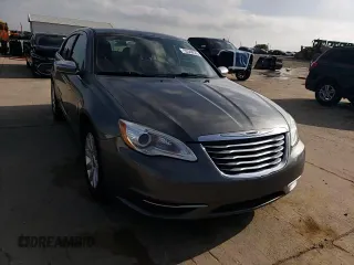 2013 Chrysler 200 Touring z VIN 1C3CCBBB5DN558082, wystawiony jako Copart lot #55348835 z przebiegiem 154 329 mil mil oraz Szkoda całkowita • Salvage title. Historia ofert i sprzedaży dostępna na DreamBid. Obrazek 14.