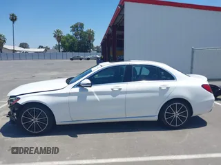 2019 Mercedes-Benz C 300 z VIN 55SWF8DB9KU309634, wystawiony jako IAAI lot #42494440 z przebiegiem 17 129 mil mil oraz . Historia ofert i sprzedaży dostępna na DreamBid. Obrazek 15.