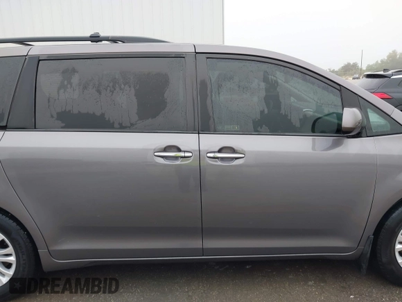 2017 Toyota Sienna XLE Auto Access Seat with VIN 5TDYZ3DC8HS776058, listed as a IAAI auction lot 41945909 with 138,899 mi miles. Bid and sale history available at carsss.com. Image 14.