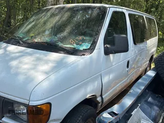 2004 Ford Econoline Passenger XL z VIN 1FBNE31L24HA20389, wystawiony jako Copart lot #61014605 z przebiegiem Nie podano mil oraz Czysty tytuł • Clean title. Historia ofert i sprzedaży dostępna na DreamBid. Obrazek 3.