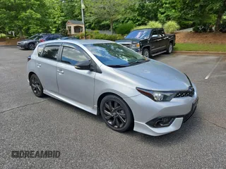 2016 Scion iM z VIN JTNKARJE6GJ515010, wystawiony jako Copart lot #61593685 z przebiegiem 84 447 mil mil oraz Czysty tytuł • Clean title. Historia ofert i sprzedaży dostępna na DreamBid. Obrazek 1.