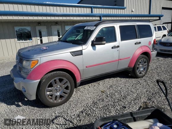2010 Dodge Nitro SXT z VIN 1D4PT5GKXAW108802, wystawiony jako Copart lot #80215434 z przebiegiem 225 908 mil mil oraz Szkody całkowita. Historia ofert i sprzedaży dostępna na DreamBid. Obrazek 1.
