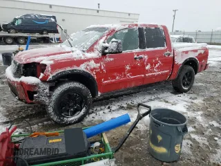 2011 Nissan Titan Pro-4X z VIN 1N6BA0EC5BN306753, wystawiony jako Copart lot #49552545 z przebiegiem 176 617 mil mil oraz Szkody całkowita. Historia ofert i sprzedaży dostępna na DreamBid. Obrazek 1.